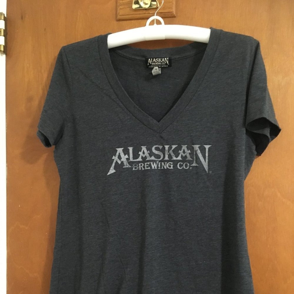 Alaskan Brewing Company Short Sleeve V-Neck T-Shirt (Women XXL)